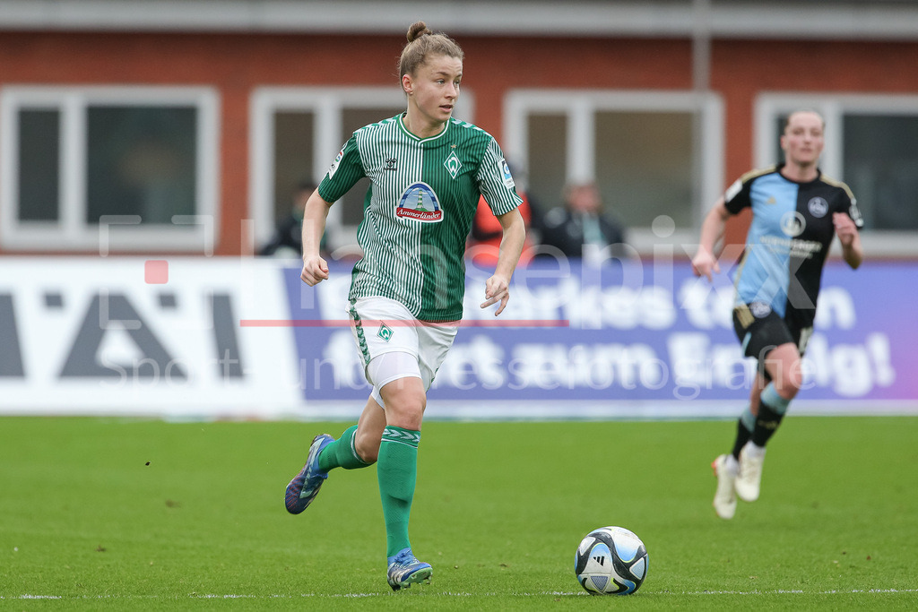 Fussball, Google Pixel Frauen-Bundesliga, SV Werder Bremen - 1. FC Nürnberg | v.li.: Michelle Ulbrich (SV Werder Bremen, 5) am Ball, Einzelbild, Ganzkörper, Aktion, Action, Spielszene, DIE DFB-RICHTLINIEN UNTERSAGEN JEGLICHE NUTZUNG VON FOTOS ALS SEQUENZBILDER UND/ODER VIDEOÄHNLICHE FOTOSTRECKEN. DFB REGULATIONS PROHIBIT ANY USE OF PHOTOGRAPHS AS IMAGE SEQUENCES AND/OR QUASI-VIDEO.