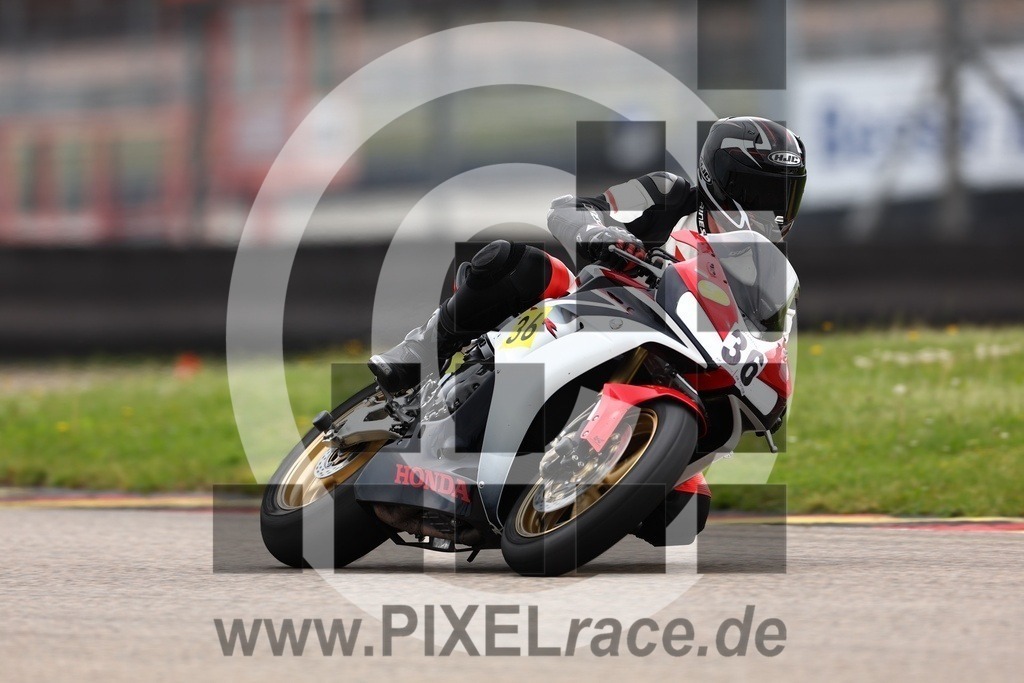 0036-20240527_01109 | Schöne Erinnerungen an spannende Momente - das festzuhalten ist unser Job. PIXELrace.de ist seit 2003 auf den Rennstrecken Europas unterwegs um die Action draußen beim Fahren und die wunderbare Stimmung imm Fahrerlager für euch einzufangen.