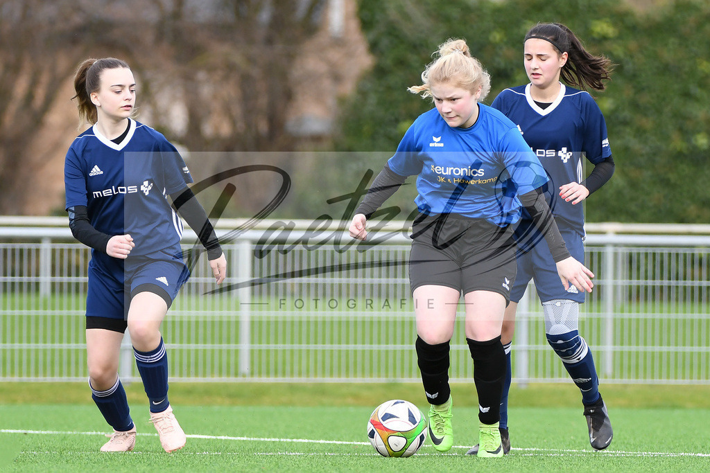LENGRE20200229_0082 | Fussball, C-Juniorinnen:   bei dem Testspiel zwischen SC Preussen Lengerich und TSG 07 Burg Gretesch im Windmoeller &amp; Hoelscher Stadion am 29.02.2020 in Lengerich, Deutschland. - Realisiert mit Pictrs.com