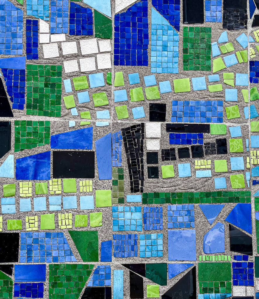 Farbenfrohes Fliesen Mosaik II | Geometrische Architektur Fotokunst | Variante II unseres beliebten Keramik-Mosaiks. Diese hochaufgelöste Architektur-Fotografie fasziniert durch ein lebendiges Zusammenspiel aus intensiven Blau-, Gelb- und Grüntönen in einer neuen, spannenden Komposition. Als großformatiges Wandbild (besonders leuchtend und brillant als Gallery-Print unter Acrylglas) bringt dieses moderne Kunstwerk mediterrane Lebensfreude in deine Küche, den Flur oder das Wohnzimmer. - Realisiert mit Pictrs.com