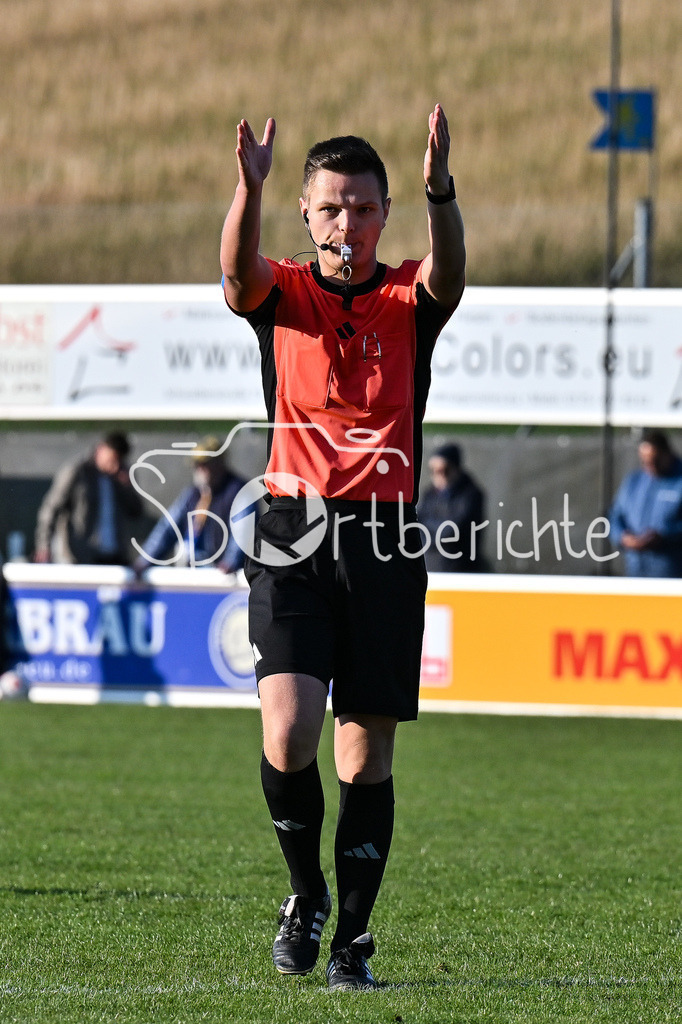 FC Pipinried - TuS Geretsried | Schiedsrichter Daniel REICH mit dem Schlusspfiff