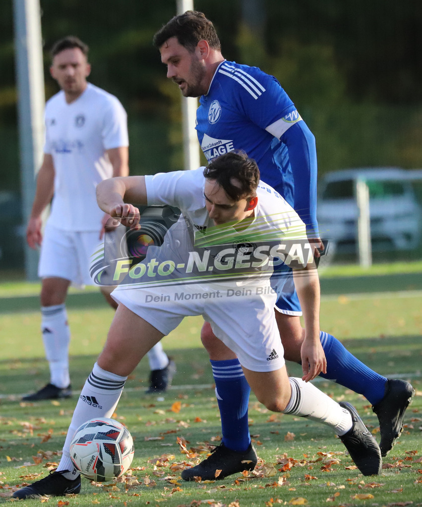 TuS Bruchmühlen - SV Enger-Westerenger | Auf dem Bild zu sehen: weiß TuS Bruchmühlen: Daniel Otto ; blau SV Enger-Westerenger: Steven CroppenstedtTuS Bruchmühlen, SV Enger-Westerenger, Saison 25/26, Kreisliga A, Bruchmühlen, Deutschland - Realisiert mit Pictrs.com