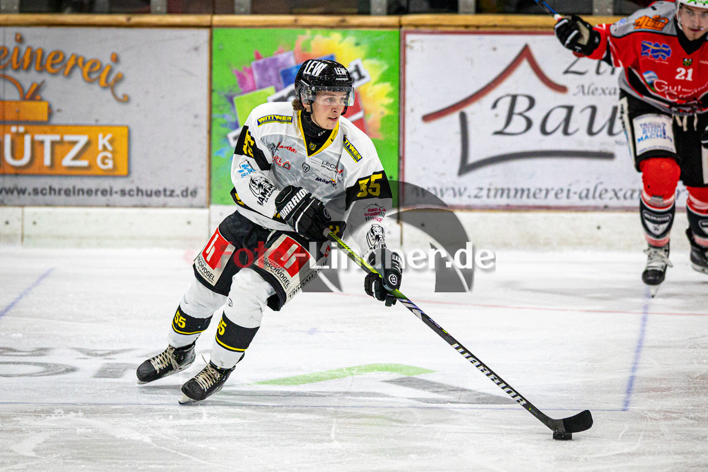 TSV Peißenberg MINERS gegen EA Schongau | Eishockey Bayernliga Herren Vorrunde 2024/25, TSV Peißenberg MINERS gegen EA Schongau, 20241031,Marco MUNZIG (MAMMUTS 55) am Puck, Aktion,2024-10-31 in Peißenberg (Eisstadion Peißenberg)Marco MUNZIG (MAMMUTS 55)Copyright: WolfgangxLindner foto-lindner.de