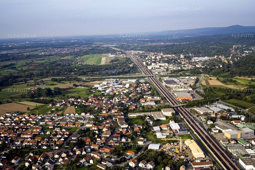 Luftbild: Bahnlinie von Süden im Ortsteil Oos in Baden-Baden im Bundesland Baden-Württemberg in Deutschland. Foto: IMG_3885.jpg vom 10.09.2006 durch Werner Riehm/FLY-FOTO.de