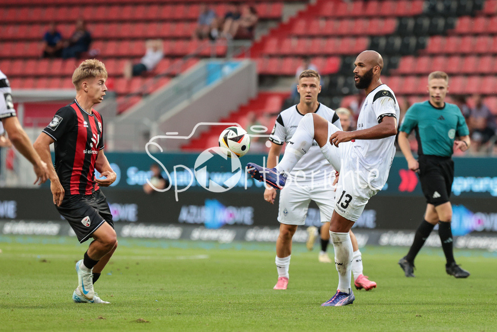 FC Ingolstadt - SV Waldhof Mannheim | Terrence BOYD (Waldhof #13) spiel einen Ball in die Tiefe / Pass