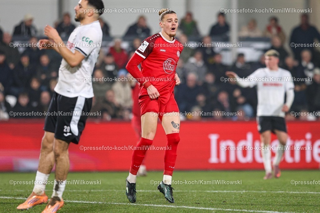 xKWIx13122501044 | 13.12.2025, xKWIx, Fußball, 3. Liga, SC Verl - Rot-Weiss Essen, SPORTCLUB Arena: Tom Moustier (Rot-Weiss Essen #28) nach vergebenem Schuss Photo: xKamilxWilkowskixPressefotoKochx