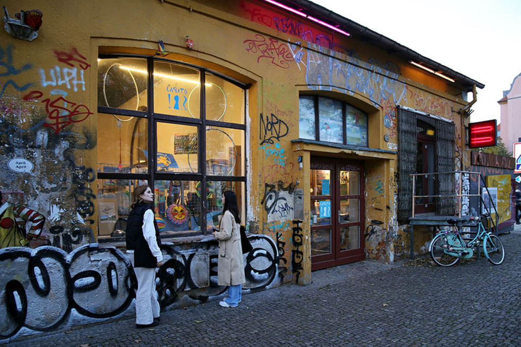 Karl-Liebknecht-Straße | Das Team hinter BILDLEXIKON LEIPZIG bündelt historische wie aktuelle Informationen über die Stadt Leipzig in Text und Bild auf einer Plattform und stellt diese der interessierten Öffentlichkeit zur Verfügung.