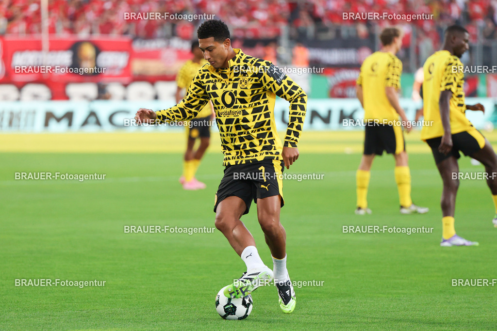 Rot-Weiss Essen - Borussia Dortmund | Essen, Deutschland, 18.08.2025Jobe Bellingham (Borussia Dortmund) wärmt sich aufwährend des DFB Pokal Spiels zwischen Rot-Weiss Essen- Borussia Dortmund im Stadion an der Hafenstraße am 18.08.2025 in Essen. (Foto von Timo Bluhmki-Schmidt/Brauer Fotoagentur