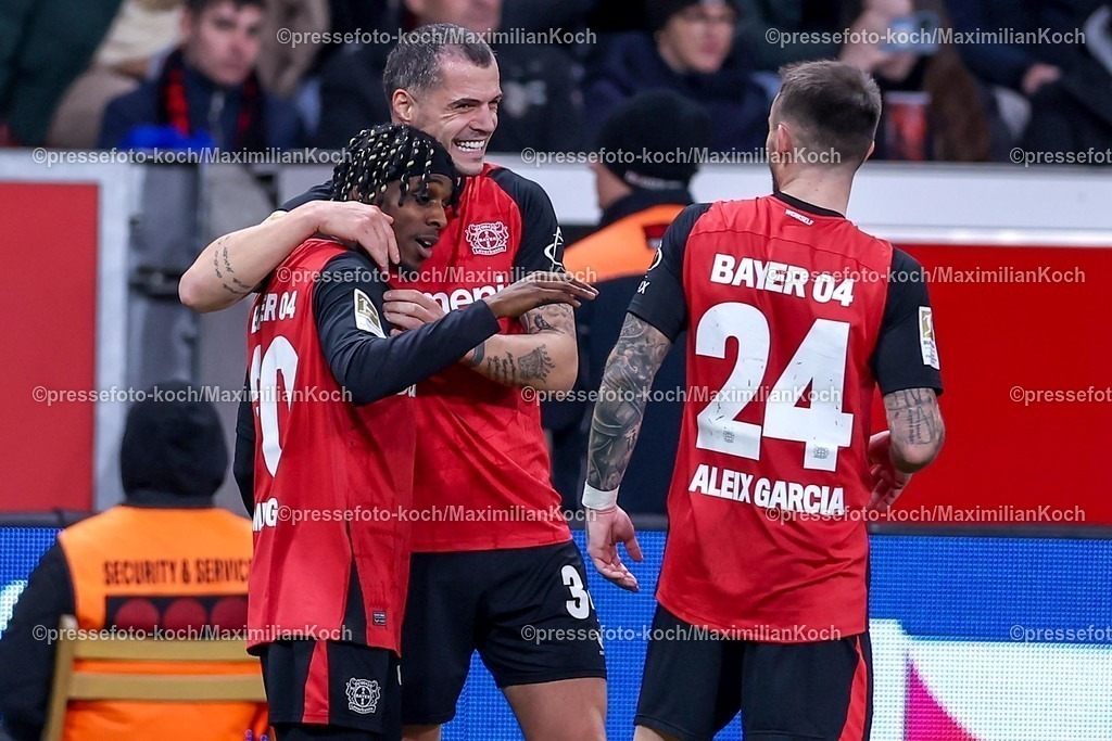 Lev02022501031 | 02.02.2025, Fußball, Bayer 04 Leverkusen - TSG 1899 Hoffenheim, 1. Fußball Bundesliga, 20. Spieltag, BayArena, Saison 2024 2025: Torjubel nach dem 2:0 durch Jeremie Frimpong (Bayer04 Leverkusen #30)DFB regulations prohibit any use of photographs as image sequences and or quasi-video.