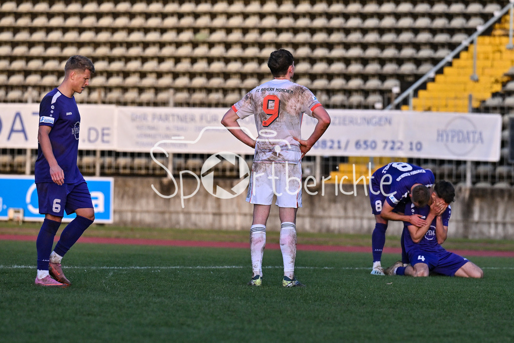 TSV Schwaben Augsburg - FC Bayern Amateure | AUGSBURG, GERMANY - 29. NOVEMBER: Jubel der Hausherren nach dem Sieg gegen Bayern beim Ligaspiel zwischen dem TSV Schwaben Augsburg und den Amateuren des FC Bayern am 20. Spieltag der Regionalliga Bayern im Rosenaustadion