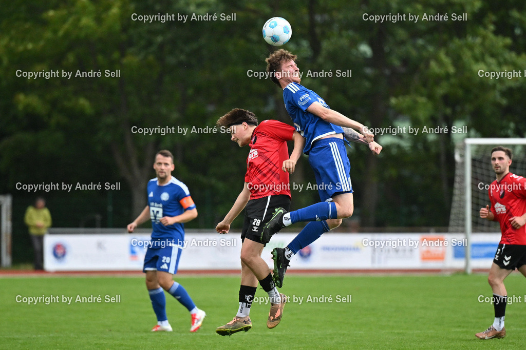 TuS Nortorf vs TSV Kropp | Jasper Schwarz (Nortorf #25) vs Lucas Laffin (Kropp #28) / Fußball-Landesliga Schleswig Männer 2026/2027 / TuS Nortorf vs TSV Kropp / TuS Arena / Nortorf / 29.08.26 - Realisiert mit Pictrs.com