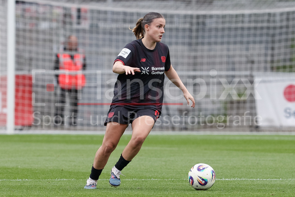 Fussball, Google Pixel Frauen-Bundesliga, Bayer 04 Leverkusen - SV Werder Bremen | Estrella Merino Gonzalez (Bayer 04 Leverkusen, 10) am Ball, Freisteller, Einzelbild, Ganzkörper, Aktion, Action, Spielszene, DIE DFB-RICHTLINIEN UNTERSAGEN JEGLICHE NUTZUNG VON FOTOS ALS SEQUENZBILDER UND/ODER VIDEOÄHNLICHE FOTOSTRECKEN. DFB REGULATIONS PROHIBIT ANY USE OF PHOTOGRAPHS AS IMAGE SEQUENCES AND/OR QUASI-VIDEO.