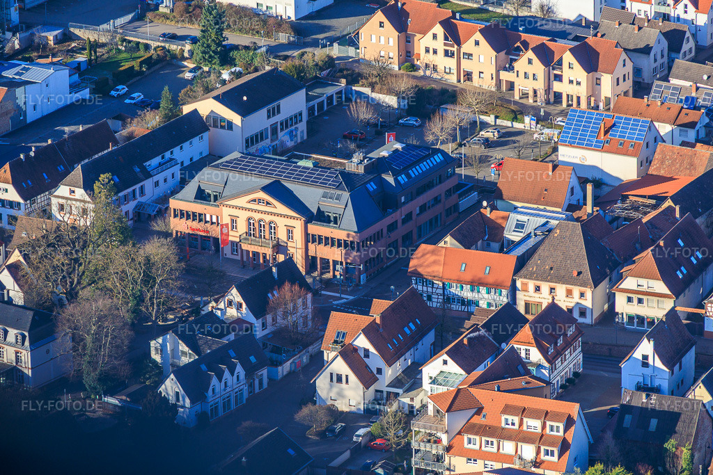 Luftbild: Rathaus, Bürgerbüro und Sparkasse Südpfalz in Wörth am Rhein im Bundesland Rheinland-Pfalz in Deutschland. Foto: IMG_152703.jpg vom 31.12.2025 durch Werner Riehm/FLY-FOTO.deWWW.HERXHEIM.DE