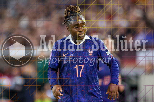 Deutschland vs Frankreich - Halbfinale - UEFA Women's Nations League | Düsseldorf, Deutschland, 24.10.25:   Sandy Baltimore ( Frankreich ) schaut waehrend des Halbfinals der UEFA Women's Nations League zwischen Deutschland vs Frankreich in der Merkur-Spiel-Arena(Foto von Brauer-Fotoagentur / Adrian Schlueter)