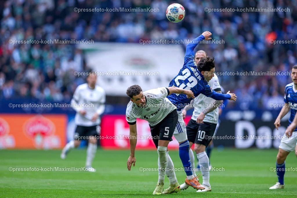 S0419042601050 | 19.04.2026, Fußball, FC Schalke 04 - SC Preußen Münster, 30. Spieltag, 2. Fußball Bundesliga, Veltins-Arena Gelsenkirchen, Saison 2025 2026: Soufiane El-Faouzi&nbsp;(Schalke04 #23) im Zweikampf gegen  Yassine Bouchama&nbsp;(Preussen Muenster #05)  DFB regulations prohibit any use of photographs as image sequences and or quasi-video.