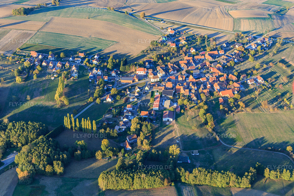 Luftbild: Ortsansicht von Südwesten in Keffenach im Bundesland Bas-Rhin in Frankreich. – Foto: IMG_112146.jpg vom 13.10.2018 durch Werner Riehm/FLY-FOTO.de – Auflösung des Originals: 5472 x 3648 px