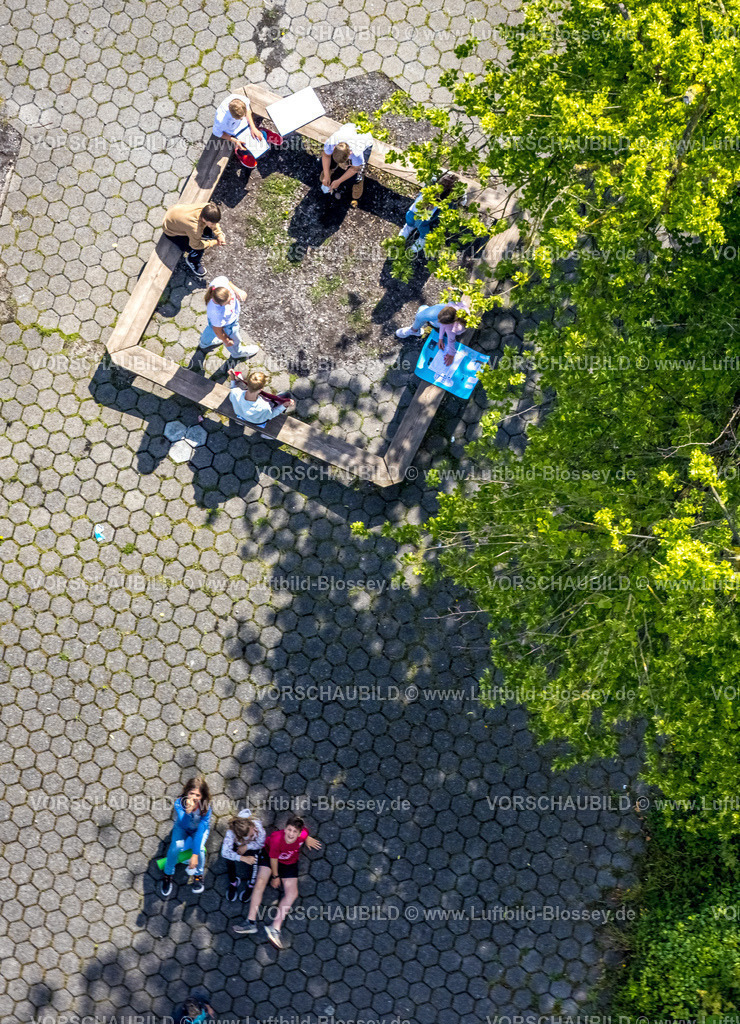 Werl220600748 | Luftbild, Jugendliche Schüler auf einer Bank des Ursulinengymnasium Schulhofs bei einer Projektplanung, Werl, Soester Boerde, Nordrhein-Westfalen, Deutschland