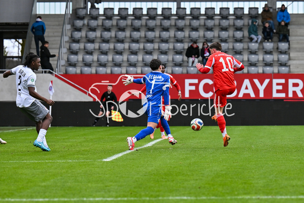 FC Bayern München - Berliner Athletik Klub | MUNICH, GERMANY - 21. FEBRUARY: i dieser Szene erzielt Michael MATOSEVIC (FC Bayern München U19 10) den Treffer zum 1-0 für die Bayern während dem Spiel zwischen der U19 des FC Bayern München und der U19 des Berliner Athletik Klubs am 3. Spieltag der DFB-U19 Nachwuchsliga am FC Bayern Campus