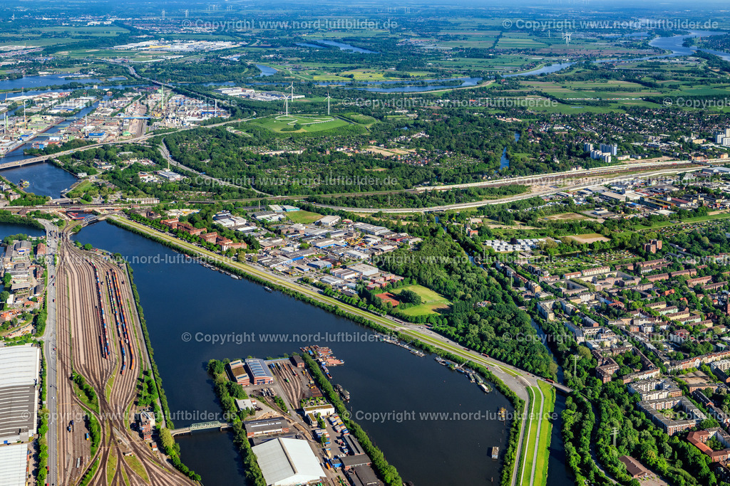 Hamburg_Wilhelmsburg_Gewerbegebiet_Stenzelring_ELS_9870070524 | HAMBURG 07.05.2024 Gewerbepark im Gewerbegebiet in Wilhelmsburg " Stenzelring " an der Straße Stenzelring in Hamburg, Deutschland. // Business park in the industrial area" Stenzelring " on street Stenzelring in Hamburg, Germany. Foto: Martin Elsen