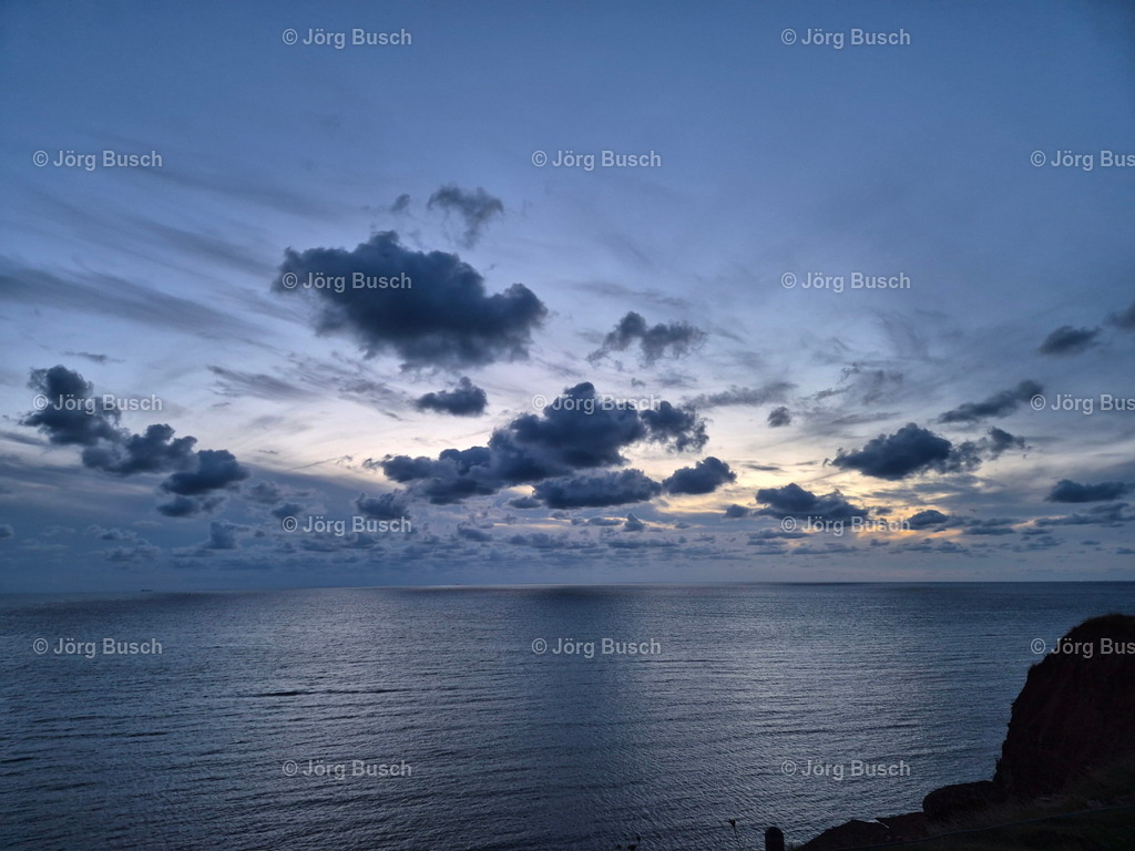 Wolken im Westlichen Abendhimmel Helgoland | Dieser Shop bietet Fotos und Videos aus den Bereichen Fallschirmspringen, Landschaft und Luftbild - Realisiert mit Pictrs.com