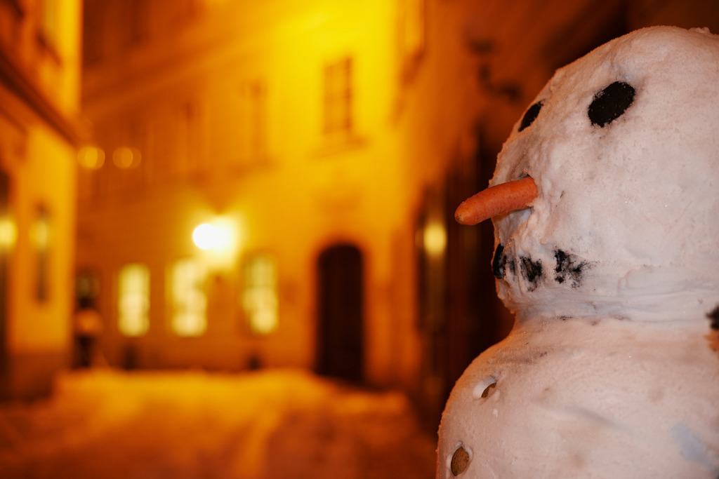 Schneemann in Altstadtgasse | Wien, Austria - January 17, 2013: ein Schneemann steht in einer Wiener Altstadtgasse. - Realisiert mit Pictrs.com