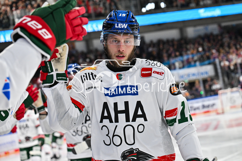 Nürnberg Ice Tigers - Augsburger Panther | Jubel der Panther nach dem Treffer zum 1-1 durch Riley DAMIANI (Augsburger Panther #19) / Tor / Torschuetze / Freude / Happy / DEL: Nürnberg Ice Tigers - Augsburger Panther; PSD Bank Nürnberg ARENA am 12.09.2025