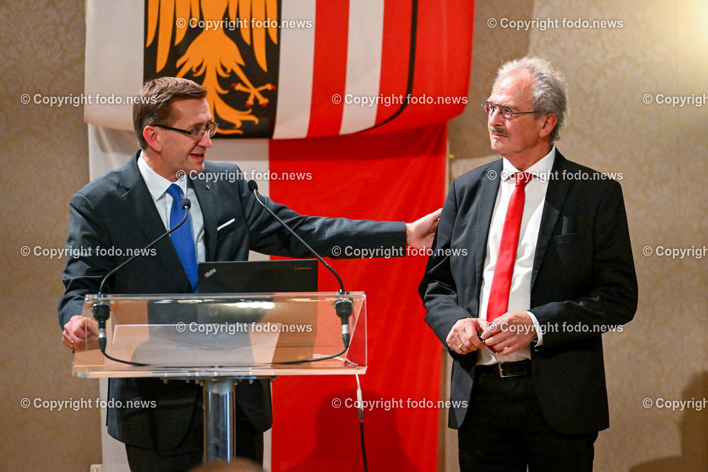 Josef Leitner_ Buchpräsentation_ 11.04.2023-11 | 11.04.2023, Linz, AUT, Josef Leitner, Buchpraesentation, im Bild LR Markus Achleitner (VP), Josef Leitner (Autor) 