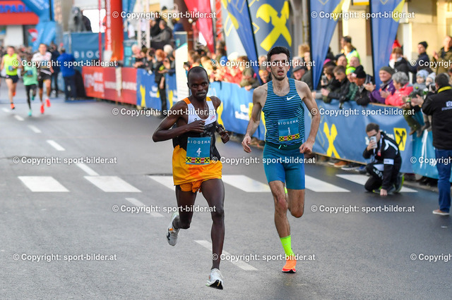 AUT, Laufen, Silvesterlauf Peuerbach 2022 | 31.12.2022, Peuerbach , AUT, Leichtathletik, Laufen, Silvesterlauf Peuerbach 2022, im Bild Isaac Kipkemboi Too (KEN), Elzan Bibic (SRB)



