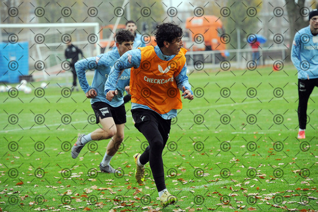 RGE_8033b | Hertha BSC, 2.Bundesliga, Herren, Saison 2025/26, Training, im Bild Eliyas  Strasner ( Hertha BSC ),   Fotograf:  Ralf Gebhardt,  - Realisiert mit Pictrs.com