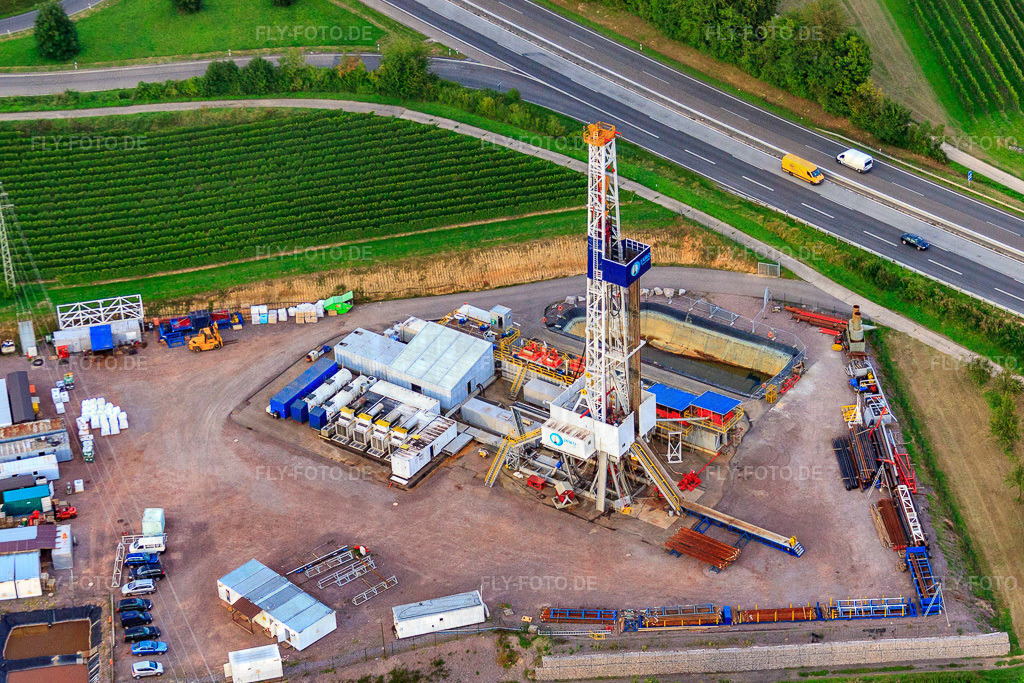 Baustelle zur Bohrung der Geothermieanlage an der A65, 2. Bohrung | Luftbild: Baustelle zur Bohrung der Geothermieanlage an der A65, 2. Bohrung in Insheim im Bundesland Rheinland-Pfalz in Deutschland. Foto: IMG_32899.jpg vom 03.09.2010 durch Werner Riehm/FLY-FOTO.de - Realisiert mit Pictrs.com
