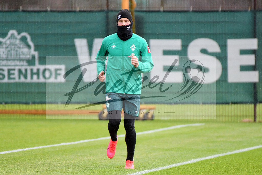 20200129_TRASVW_0054 | Fußball, Herren: Ludwig Augustinsson (SV Werder Bremen) schaut beim Training des SV Werder Bremen am 29.01.2020 im wohninvest Weserstadion in Bremen, Deutschland.(Foto von Nico Paetzel) - Realisiert mit Pictrs.com