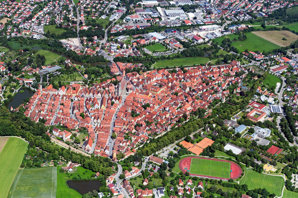 dr__0045666.jpg | DINKELSBüHL 18.06.2024 Altstadtbereich und Innenstadtzentrum in Dinkelsbühl im Bundesland Bayern, Deutschland. // Old Town area and city center in Dinkelsbuehl in the state Bavaria, Germany. Foto: Daniel Reiter