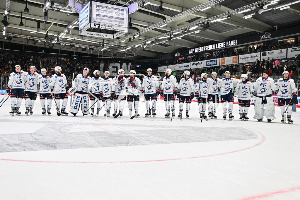 Augsburger Panther - Adler Mannheim | AUGSBURG, GERMANY - 28. DECEMBER: die Spieler der Mannheimer feiern zusammen mit den Fans den 2-3 Sieg in Augsburg nach dem Match zwischen den Augsburger Panthern und den Adler Mannehim am 33. Spieltag der Penny DEL im Curt Frenzel Stadion