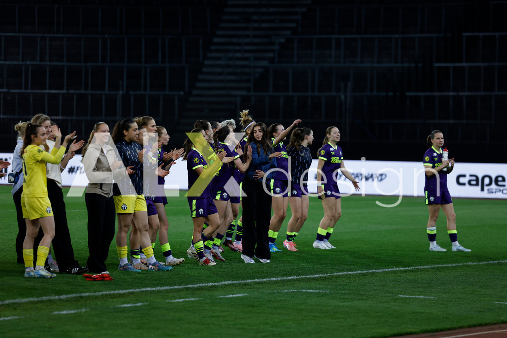 GC Zürich vs FC Zürich - AXA Women’s Super League Playoffs - Stadion Letzigrund | FC Zürich Team celebrating after the AXA Women’s Super League Playoffs quarter-final second leg between GC Zürich and FC Zürich at Stadion Letzigrund, Zurich, Switzerland. - Realisiert mit Pictrs.com