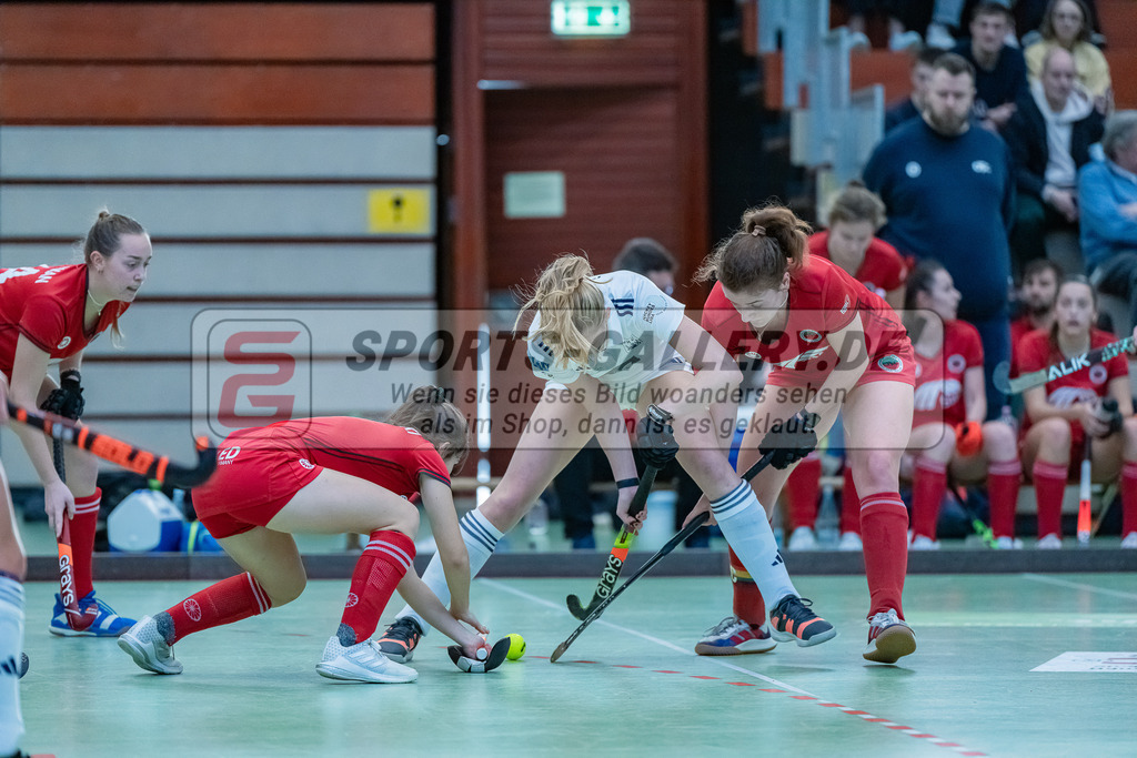 HK_20231217_107703 | 1. Bundesliga Damen Crefelder HC - Düsseldorfer HC  am 17.12.2023 Sporthalle Glockenspitz, Krefeld , Leonie Kunze ( Crefelder HTC #27 ) , Laetitia Graf ( Düsseldorfer HC #55 ) , Jule Hufer ( Crefelder HTC #13 )