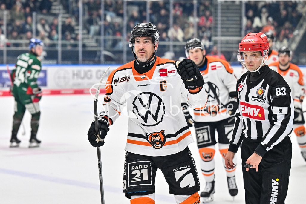 Augsburger Panther - Grizzlys Wolfsburg | AUGSBURG, GERMANY - 15. MARCH: Jubel der Gäste nach dem Treffer zum 1-4 durch Spencer MACHACEK (Grizzlys Wolfsburg 93) Tor / Torschuetze / Freude / Happy während dem Match zwischen den Augsburger Panthern und den Grizzlys Wolfsburg am 52. Spieltag der Penny DEL im Curt Frenzel Stadion