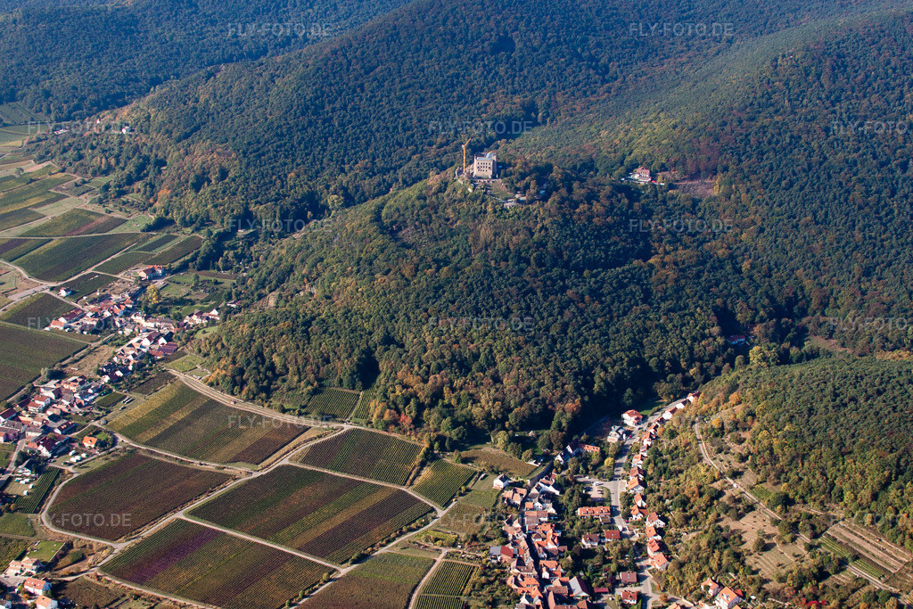 Luftbild: Burganlage des Hambacher Schloß auf einem Berg an der Weinstraße. Mit Baustelle zum Neubau des Restaurant 1832 im Ortsteil Diedesfeld in Neustadt im Bundesland Rheinland-Pfalz in Deutschland. Foto: IMG_22094.jpg vom 15.10.2009 durch Werner Riehm/FLY-FOTO.de