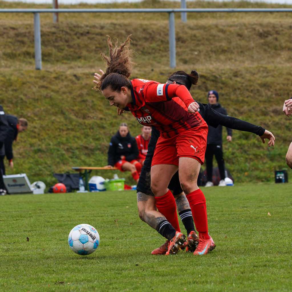 HOHFCH_251109_8590 | 1.FC Heidenheim 1846 II vs. GAST, Fußball, Frauen, Bezirksliga, 2025/2026, X. Spieltag, 03.10.2025 in Heidenheim, Kunstrasen b. Voith-Arena West(Foto: Michael Bulling) - Realisiert mit Pictrs.com