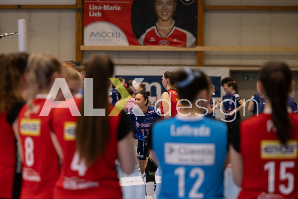 Volleyball I Frauen I Saison 2025-2026 I Volleyball NLA | Women I 1/2 Finals I  VC Kanti Schaffhausen - Sm'Aesch Pfeffingen I 07.03.2026 | 11 Mita Uiato (USA) (Sm'Aesch Pfeffingen) – Zuspiel - Realisiert mit Pictrs.com