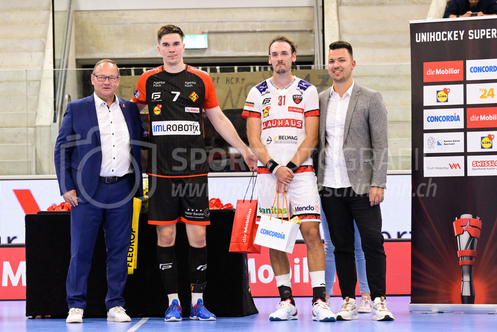 HC Rychenberg vs. Floorball Köniz - 28. August 2022 | HC Rychenberg vs. Floorball Köniz
AXA Arena, Winterthur
Bestplayer Nils Conrad (#7 HC Rychenberg) und Simon Jirebeck (#31 Floorball Köniz) mit Swiss Olympic-Präsident Jürg Stahl (links).
Bild: Sportfotografie Markus Aeschimann | www.markus-aeschimann.ch - Realisiert mit Pictrs.com