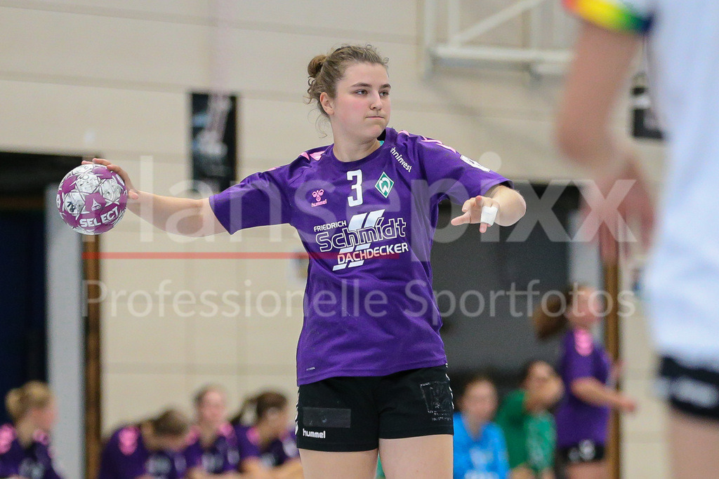 Handball, Testspiel Frauen, VfL Oldenburg - SV Werder Bremen | v.li.: Angelina Saur (SV Werder Bremen, 3) am Ball, Spielszene, Aktion, Action