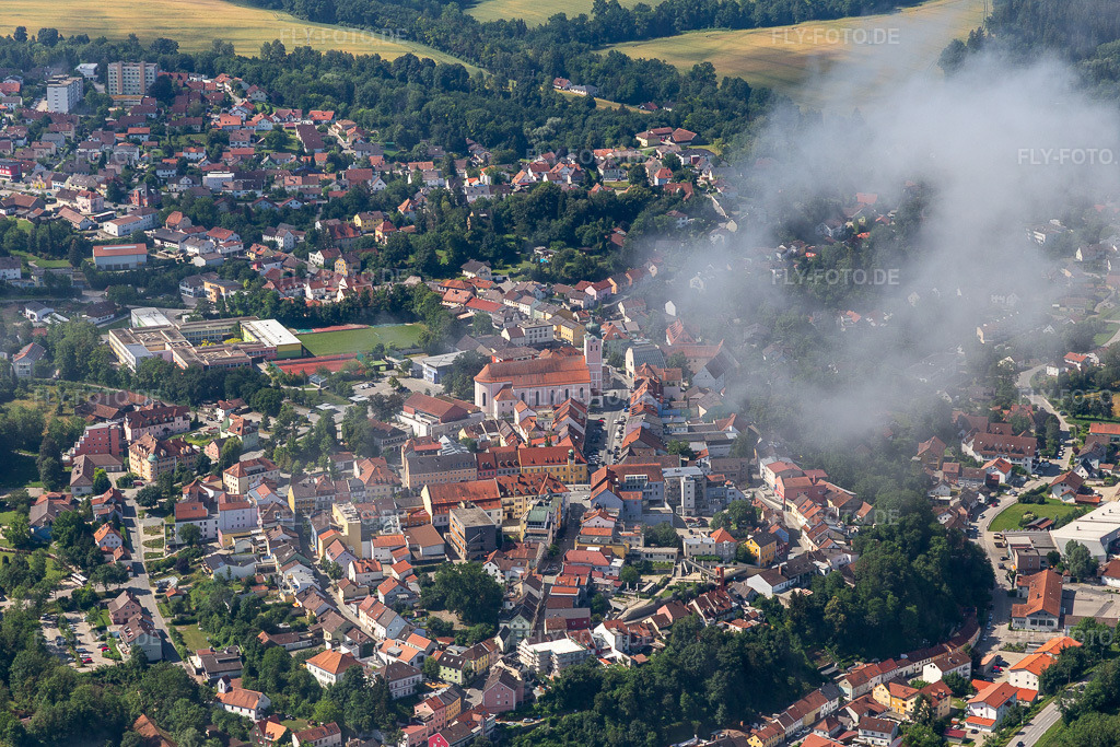 Luftbild: Oberer Stadtpl. mit Stadtpfarrkirche Mariä Himmelfahrt an der Isar im Ortsteil Zanklau in Landau im Bundesland Bayern in Deutschland. – Foto: IMG_132749.jpg vom 02.07.2022 durch Werner Riehm/FLY-FOTO.de – Auflösung des Originals: 5472 x 3648 px – Suchformular - Wonach suchen Sie?