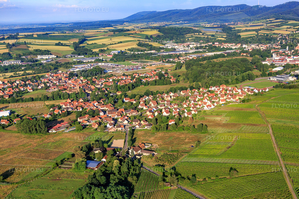 Vue aérienne: Vue de la ville depuis le nord-est à le quartier Altenstadt in Wissembourg dans le département Bas Rhin, France – .Photo: IMG_089929.jpg prise le 26/06/2016 par Werner Riehm/FLY-FOTO.eu – Résolution de l'original: 5472 x 3648 px