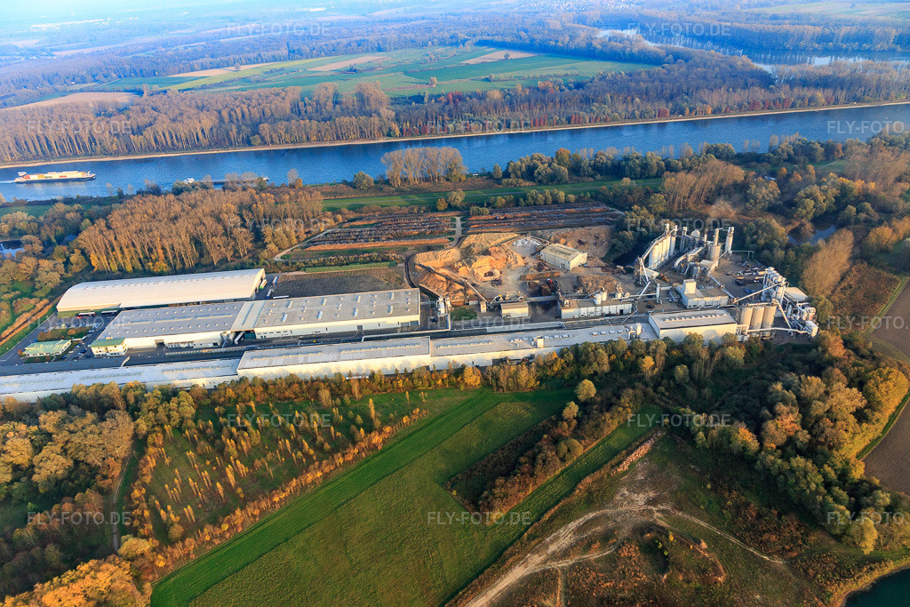 Luftbild: Industriegebiet Konrad-Nolte-Straße aus Westen mit Rheinspan GmbH & Co. KG in Germersheim im Bundesland Rheinland-Pfalz in Deutschland. Foto: IMG_104517.jpg vom 03.11.2017 durch Werner Riehm/FLY-FOTO.deSpanplatten von Rheinspan: Passgenau und zuverlässig