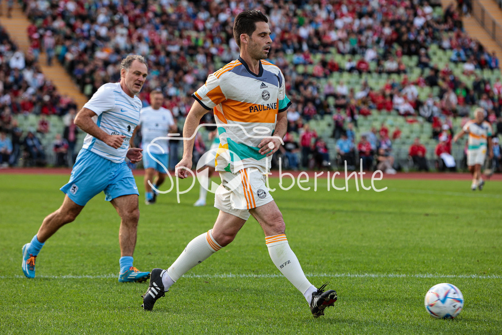 FC Bayern Muenchen - TSV 1860 Muenchen | Stefan Buck (FCB #19) am ball