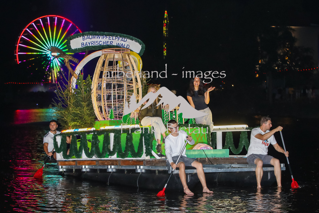 OE7A2842 | Gondel-Waldwipfelweg, Der modellhafte Nachbau des Baum-Eis zeigt die Detailverliebtheit der Gondlermannschaft:Über 600 Geländerstreben zieren die Wegspirale bis an den höchsten Punkt des Bauwerks.