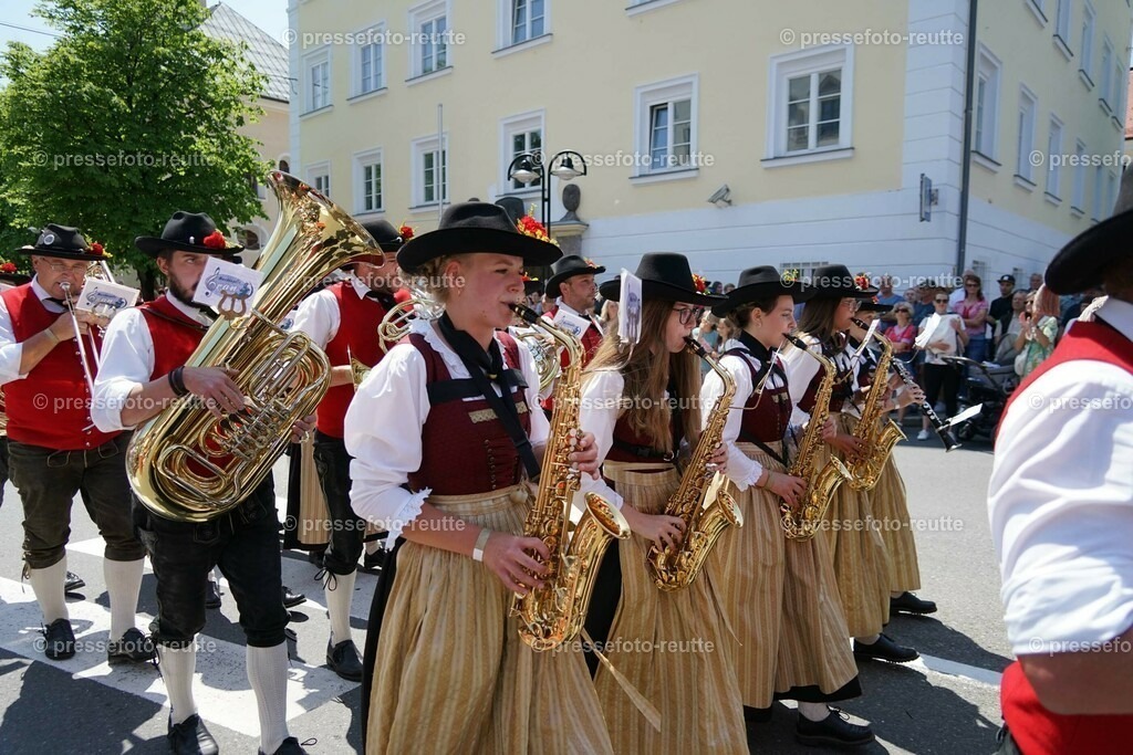 30-GRAEN1-Bundesmusikfest-2023-Juni16-Reutte-DSC06775 | Info aus dem Bezirk Reutte/Ausserfern Tirol sowie eine umfangreiche Bilddatenbank über die gesamte Region: Lechtal, Talkessel Reutte, Tannheimertal, Zwischentoren. Lech, Plansee, Zugspitze, Grenztunnel, B179, Fernpassstraße, Verkehr, Lawinen, Tradition, - Realisiert mit Pictrs.com
