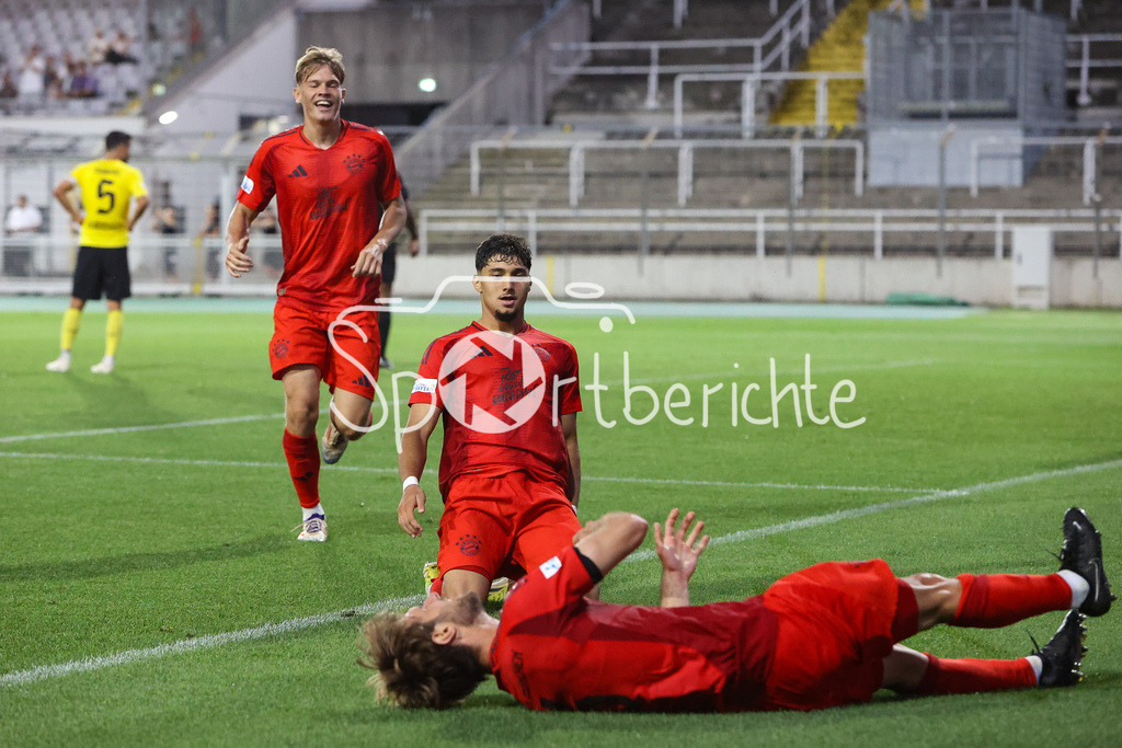 FC Bayern Amateure - SpVgg Bayreuth | Grenzenloser Jubel nach dem Treffer zum 4-2 durch Emirhan DEMIRCAN (FCB #11) / Freude / Happy / Tor / Torschuezte / Luca DENK (FCB #6)