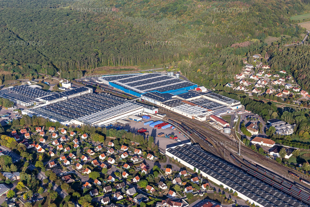 Vue aérienne: Fabricant de produits alimentaires - Locaux de l'usine Nestlé Waters Supply Est à Vittel dans le département Vosges, France. Photo: IMG_118454.jpg prise le 16/09/2019 par Werner Riehm/FLY-FOTO.eu – Résolution de l'original: 5472 x 3648 px