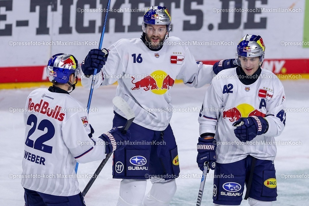 KEC28012501005 | 28.01.2025, Eishockey, DEL, Kölner Haie - EHC Red Bull München, Spieltag 41, Lanxess-Arena Köln: Torjubel nach dem Treffer zum 1:0 durch Yasin Ehliz (EHC München #42). Zusammen mit Jakob Weber (EHC München #22) und Konrad Abeltshauser (EHC München #16)